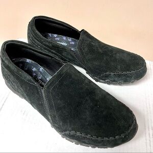 SKECHERS Relaxed Fit black Suede Slip-On Shoes Alumni Womens size 8.5